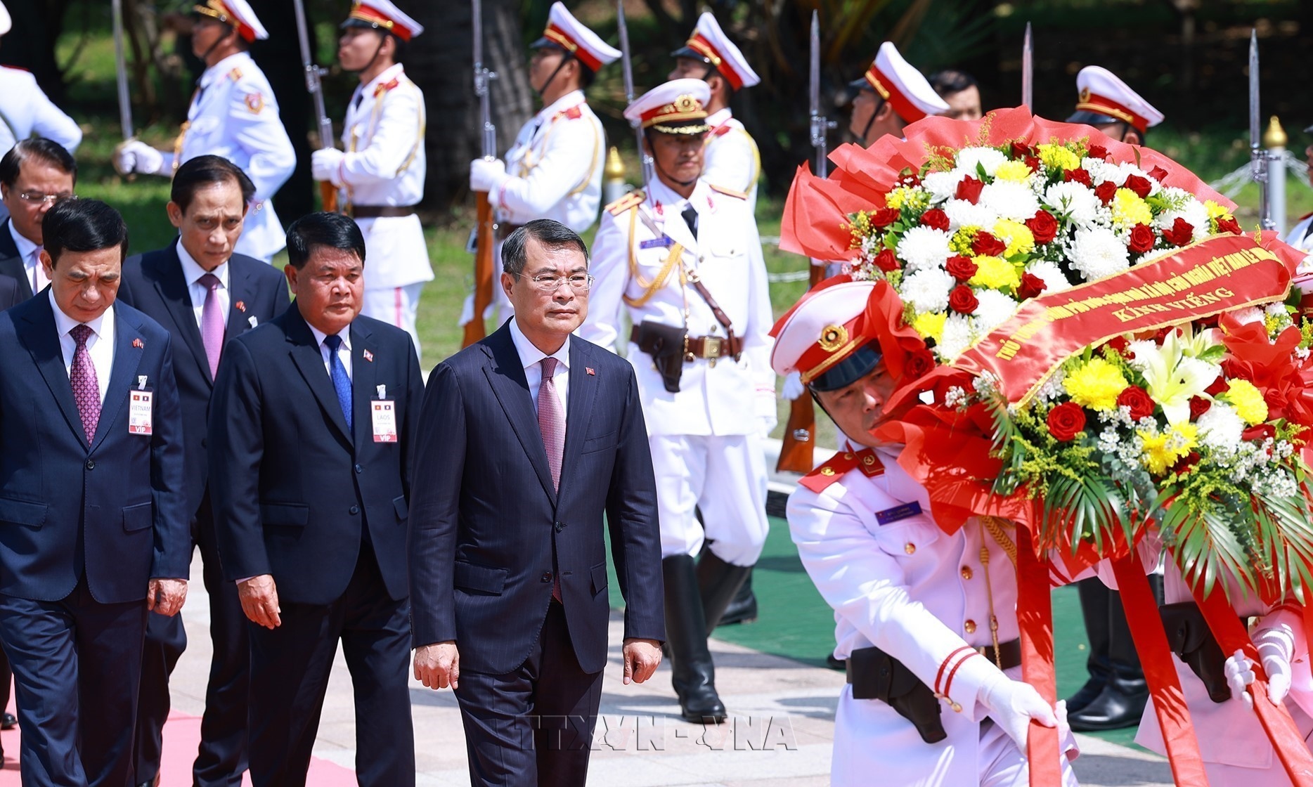 Thủ tướng Lê Minh Hưng đến thủ đô Viêng Chăn bắt đầu thăm chính thức Lào