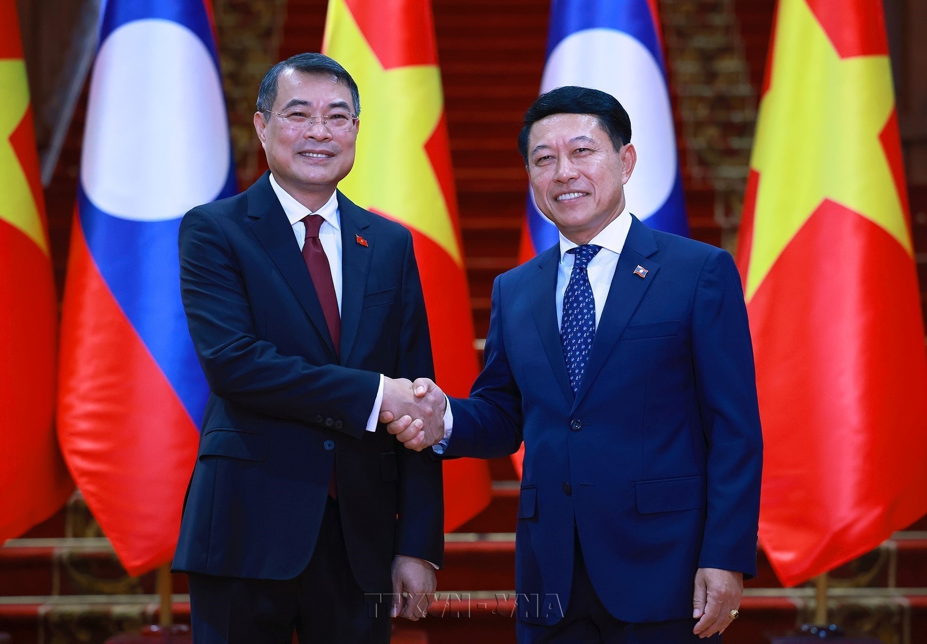 Thủ tướng Lê Minh Hưng hội đàm với Thủ tướng Lào Saleumxay Kommasith