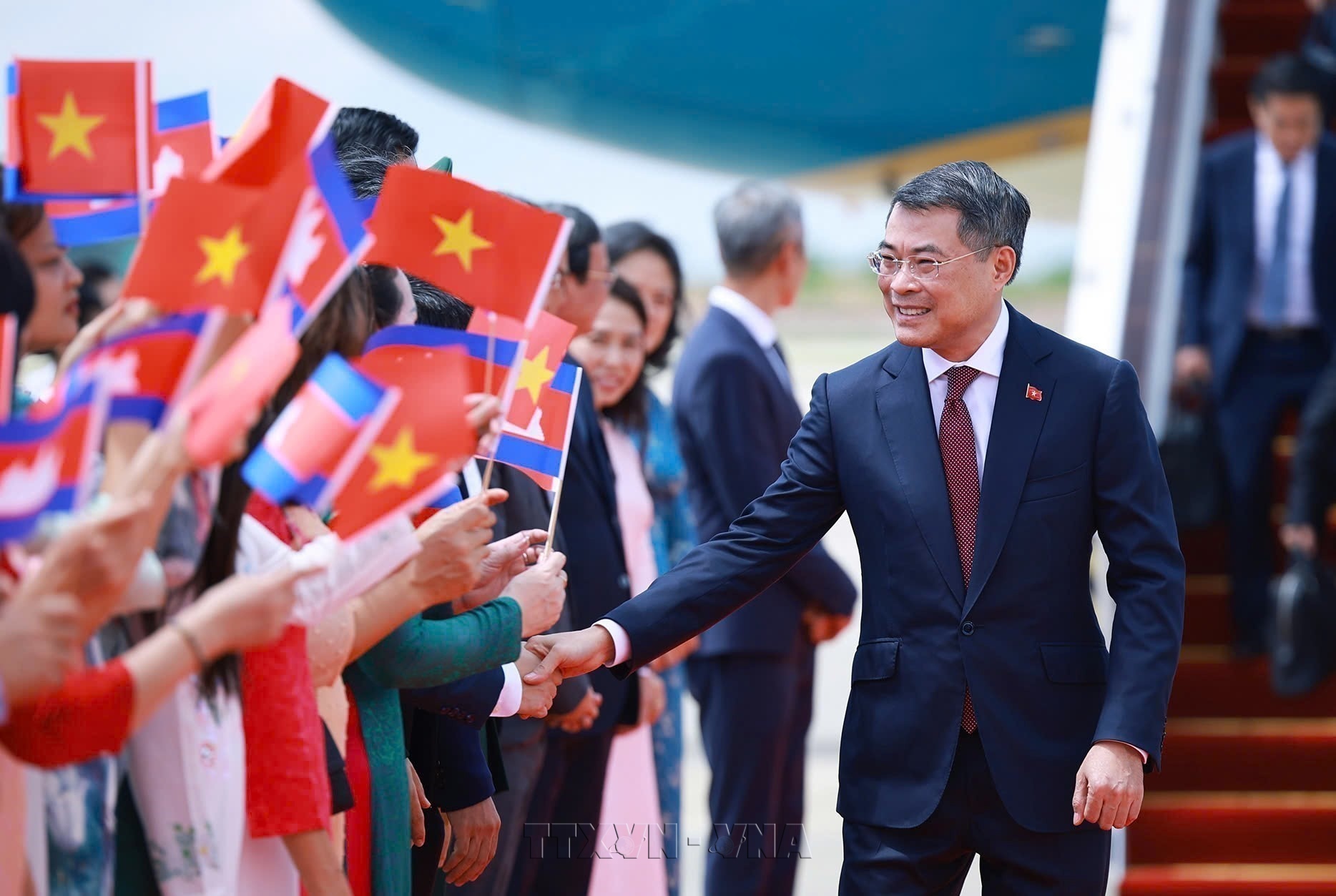 PM arrives in Phnom Penh, starting official visit to Cambodia