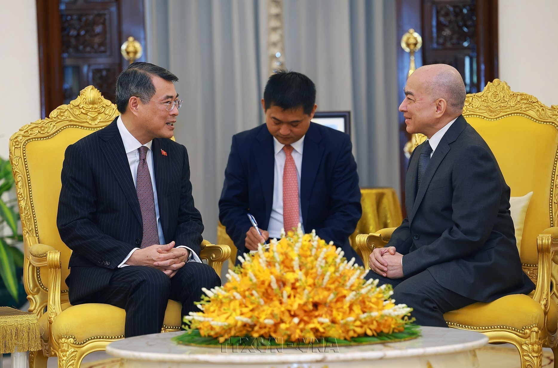 Thủ tướng Chính phủ Lê Minh Hưng chào Quốc vương Norodom Sihamoni và Hoàng Thái hậu Norodom Monineath Sihanouk
