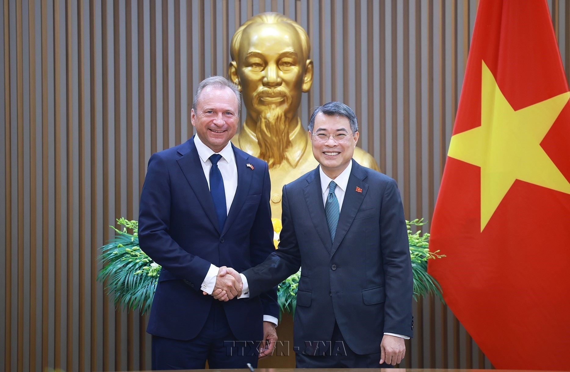 Thủ tướng Lê Minh Hưng tiếp Bộ trưởng Tài chính Luxembourg
