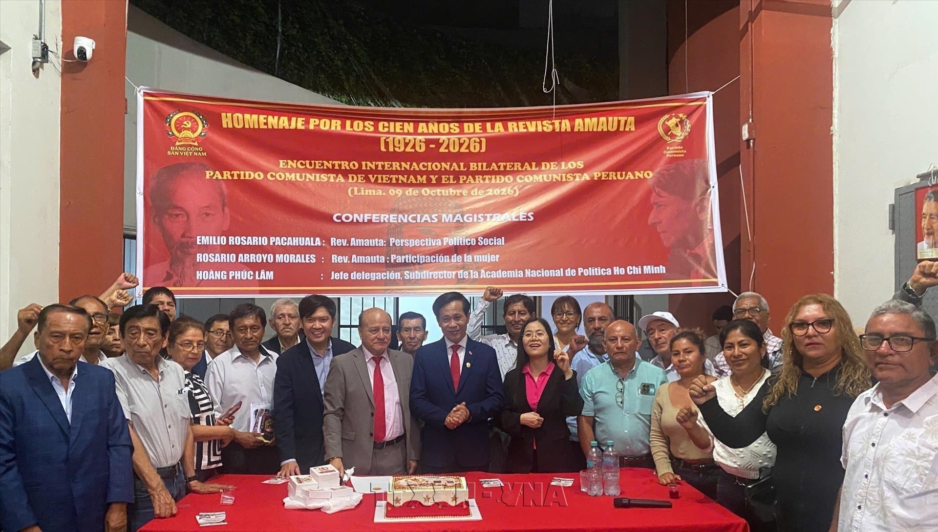 Party delegation visits Peru, presents book by General Secretary and President To Lam