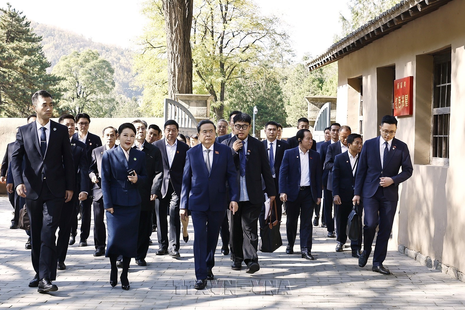 Líder parlamentario de Vietnam visita sitios históricos revolucionarios en Shaanxi
