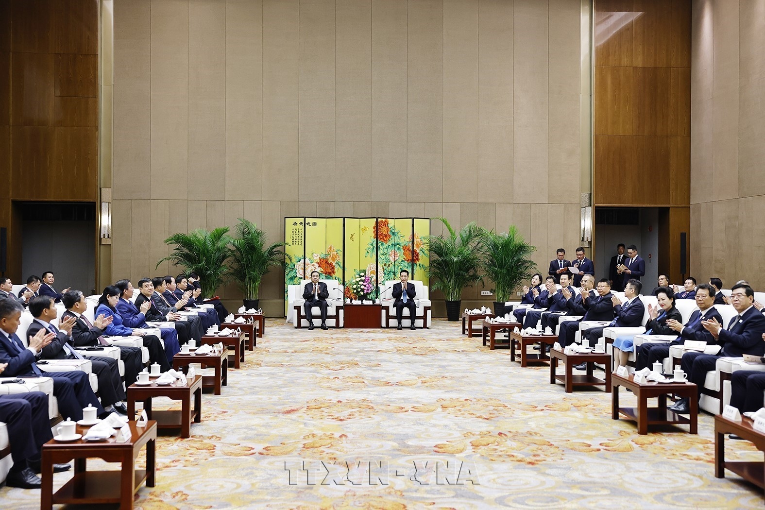 マン国会議長　陝西省党委員会書記と会見