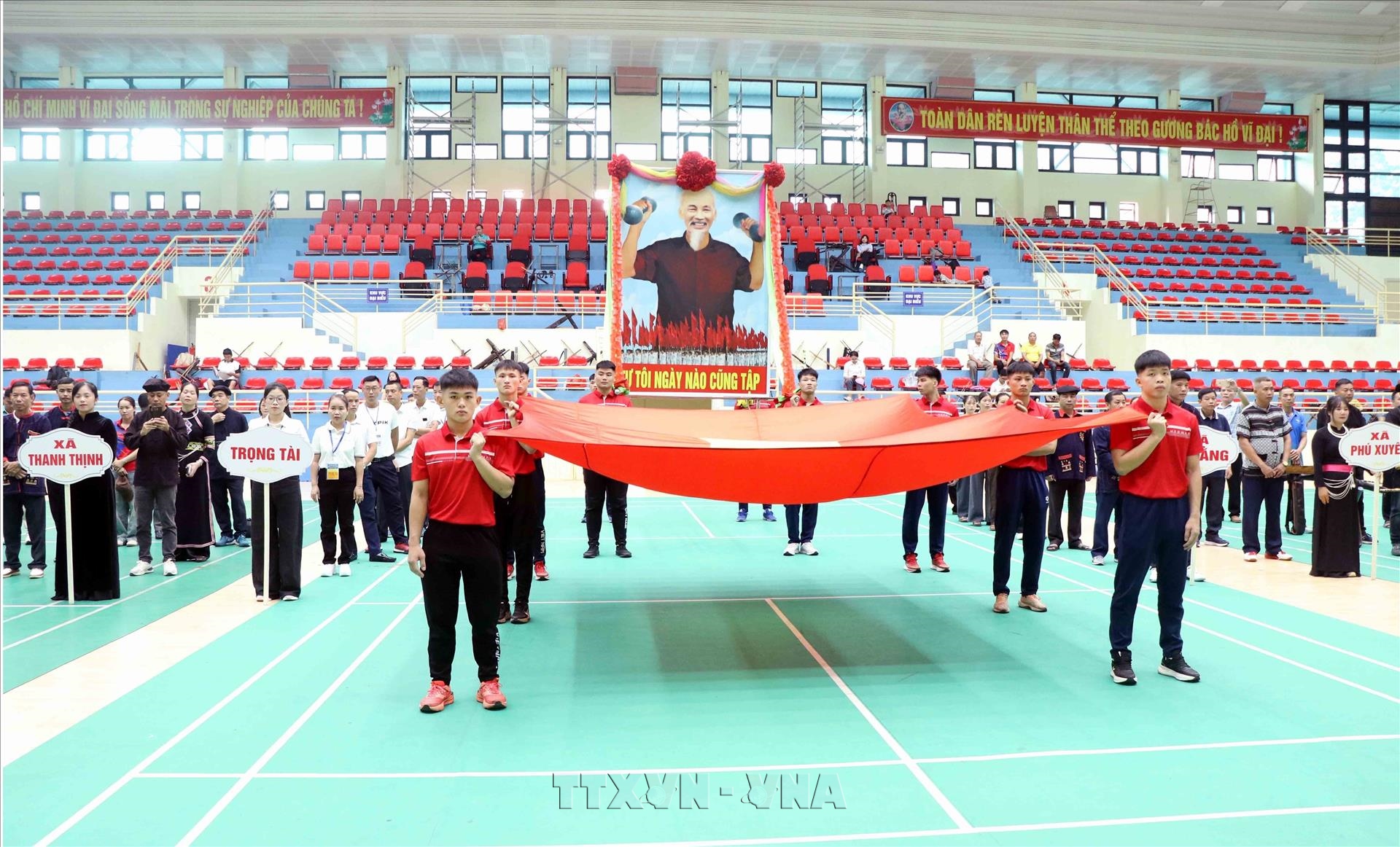 Sôi nổi ngày hội thể thao truyền thống các dân tộc
