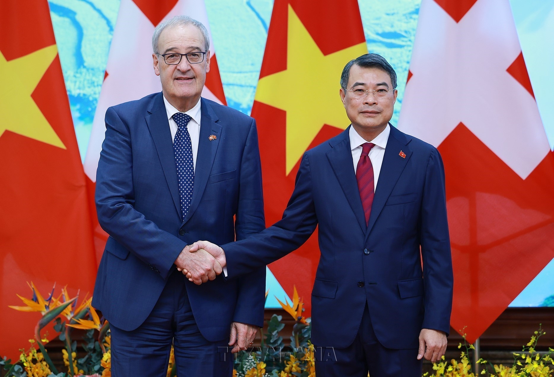 Entrevue entre le Premier ministre Lê Minh Hung et le président suisse Guy Parmelin