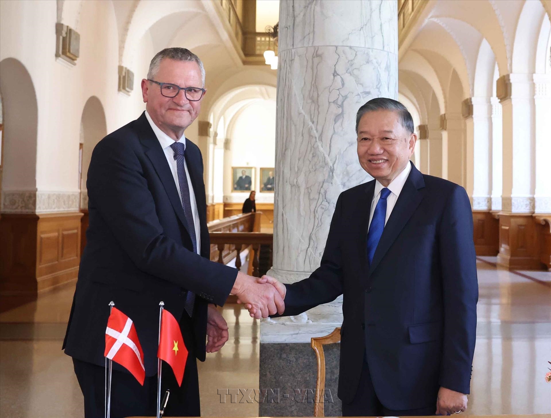 Máximo dirigente vietnamita dialoga con el presidente del Parlamento danés