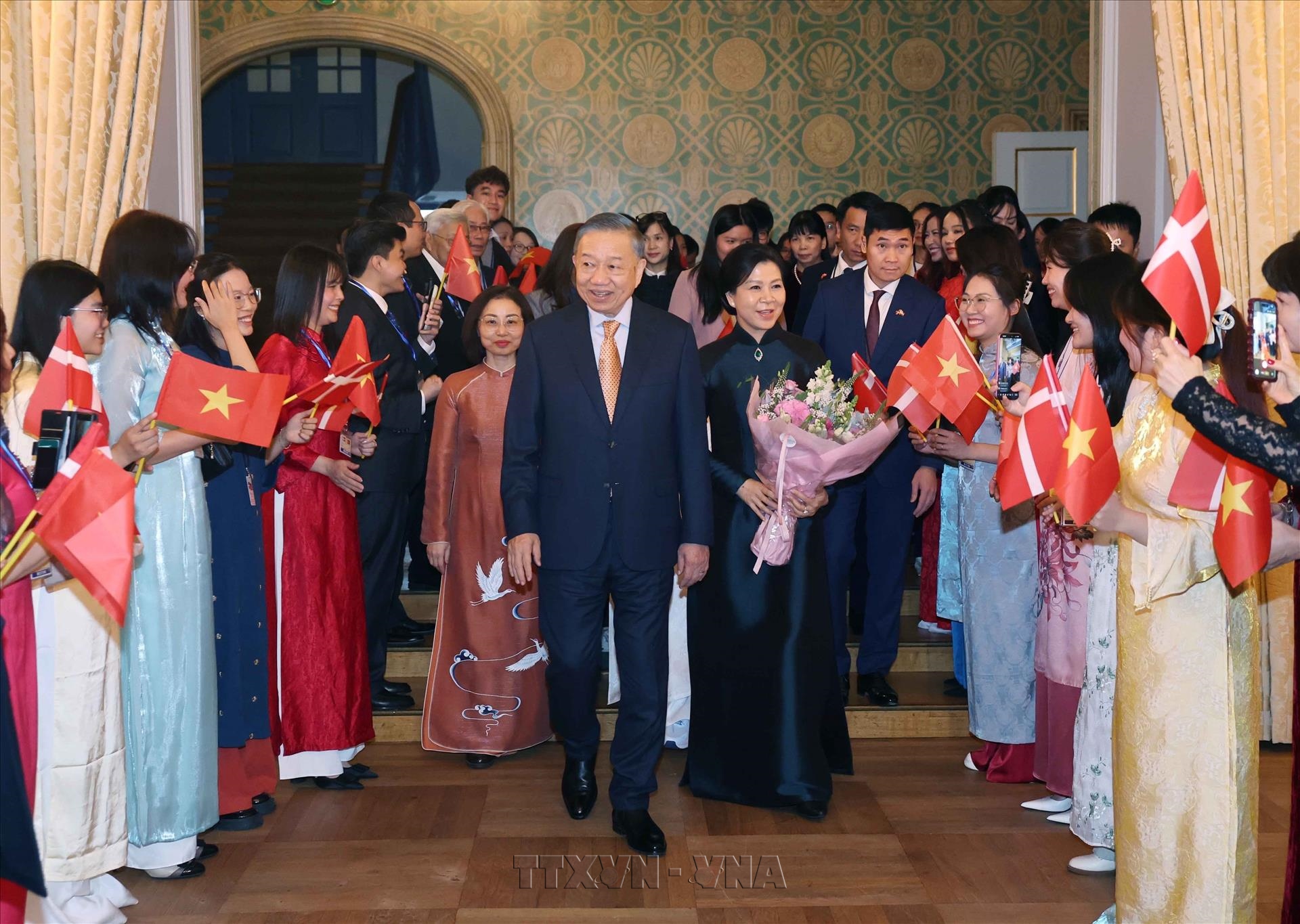 Máximo dirigente de Vietnam se reúne con la comunidad de connacionales en países nórdicos