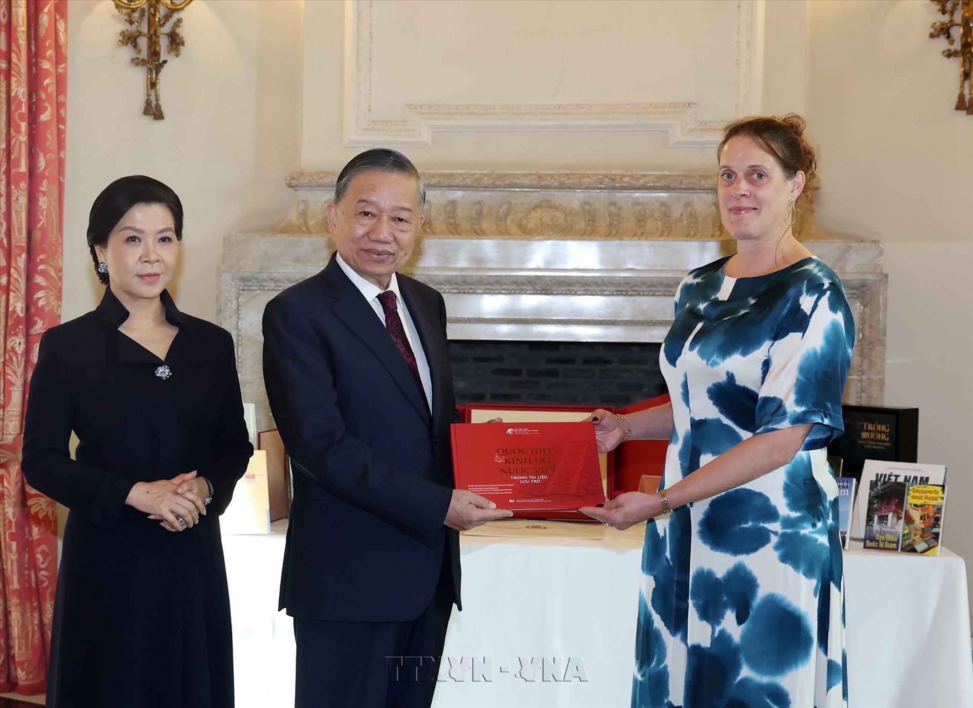 Le leader Tô Lâm et son épouse honore la Bibliothèque royale de Belgique