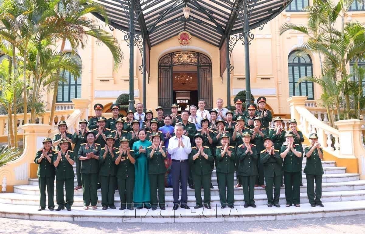 Top Leader Meets Female Drivers of the Legendary Truong Son Trail