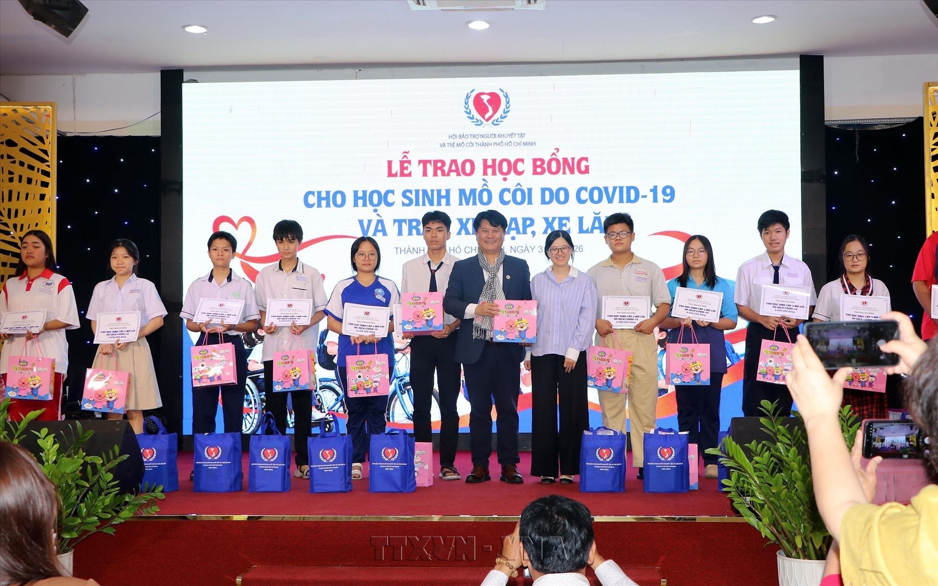Trao học bổng, xe đạp và hỗ trợ sinh kế cho hơn 620 người khuyết tật, trẻ mồ côi