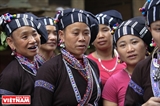 Современная черта в традиционном костюме этнических людей Лы