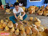 Un pueblo hace cuencos budistas de madera en Hue