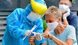新型コロナウイルスの検査を受けるダナン市に滞在する数千人の外国人