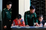 Guardias fronterizos adoptan niños en la meseta rocosa