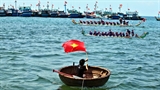 Tu Linh boat racing festival in Ly Son