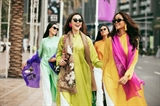 Les belles vietnamiennes présentent lAo dai à Dubaï