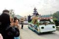 从清早数百辆汽车载着上千佛徒赶到富有越南特色的竹林禅派发祥地安子寺。