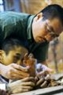 子供たちに両手で周りの世界を感じることを教えているダオ・ゴック・フイン(Dao Ngoc Huynh)画家