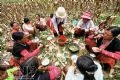 The meal on the terraced-field of the family of Giang A Pao.