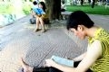 男女大学生避开炎热的天气到公园复习功课。