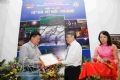 General Director of the Vietnam News Agency Tran Mai Huong (right) awards the first prize to photographer Tran Cao Bao Long.