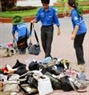 各受験者の手荷物を見守るボランティア学生