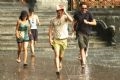 西班牙游客跑去避雨。