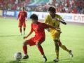 The competition between Vietnam’s female football player (red) and Thailand’s player.