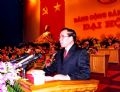 Tổng Bí thư Nông Đức Mạnh đọc báo cáo của BCH Trung ương Đảng khóa IX