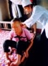 Afectada Dao Thi Binh, de la provincia de Nghe An, recibe periodicamente la atención médica.