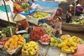 The floating market on Xa No Canal always attracts many visitors.
