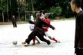 Sur le terrain, les deux moines deviennent des footballeurs animés d’un vrai esprit de compétition et désir de vaincre.