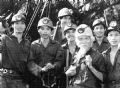 Vo An Ninh con mineros (1990 – foto de Minh Loc).