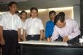 越南青年代表团团长阮黄协在全桂寿、韦运雪等领导的陪同下参观了中越青少年交流主题馆并留下感言。