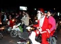 Санта Клаус в защитном шлеме и на мотоцикле – обычное явление на Рожество во Вьетнаме 