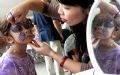 Cô giáo Nguyễn Thu Hương, giáo viên Trường quốc tế Rainbow School vẽ mặt cho các em bé tại khu vui chơi dành cho trẻ em.