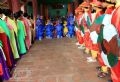 Группа артистов театра тео и группа переодетых «воинов Бога» ожидают свою очередь во дворе общинного дома
