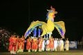 La procesión del fénix llega a la plaza en la noche de inauguración del Festival.