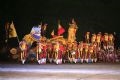 ベルギーの芸術団による竹馬と演奏パフォーマンス