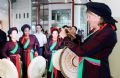 外国女歌手与北宁省官贺女歌手的有趣瞬间。