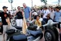 Туристы с интересом рассматривают старые модели мотоциклов