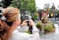 Los visitantes extranjeros tirando fotos para guardar los momentos felices en la calle de flores.