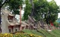 Una calle de cerámica con 200 modelos de las casas antiguas Hanoi realizados por artesano Nguyen Ngoc Tuan de la aldea cerámica Bat Trang.