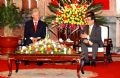 我国国家主席阮明哲接见原美国总统克林顿。