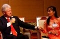 原美国总统、克林顿艾滋病基金主席克林顿与亚洲英雄范氏惠女士。