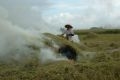 稲を刈り取った後、土地を肥やすために畑で麦わらを燃やす。