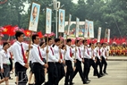 祖先の伝統を維持するベトナム青年たち