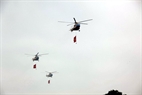 共産党旗を連れてくるヘリコプターはバー・ディン広場の空を飛ぶ