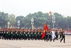 ベトナム人民軍隊の軍旗を持つ軍人代表団はプラットホームへ行進する